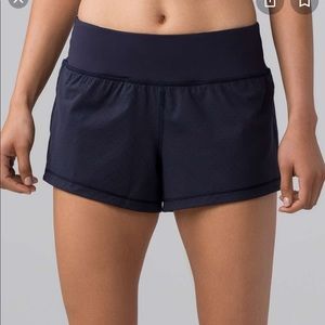 Lululemon final lap 2.5” shorts in NAVY